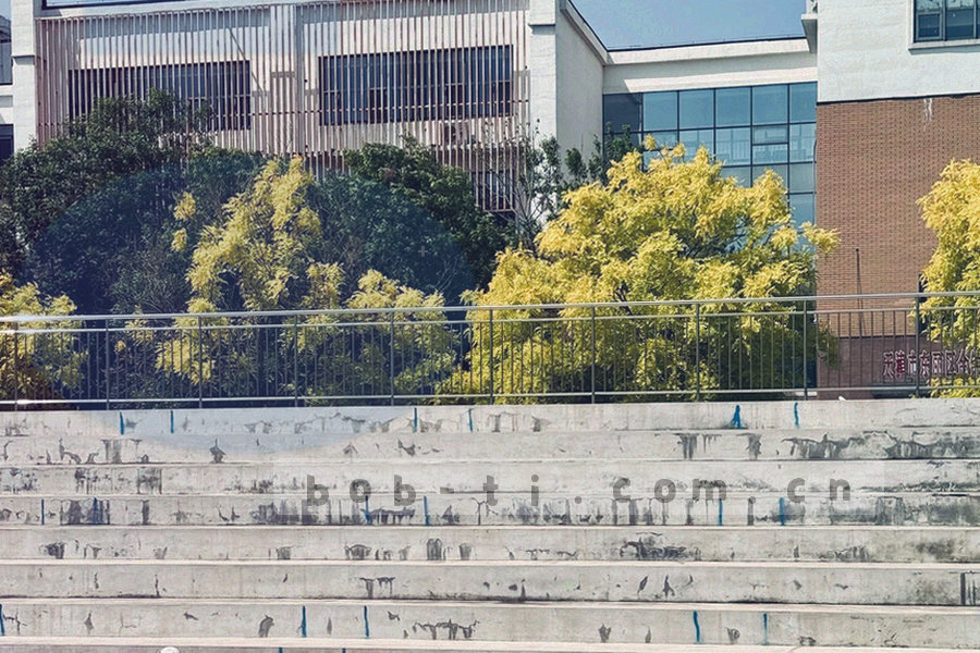 服务时段与联系渠道对照的抽象信息图